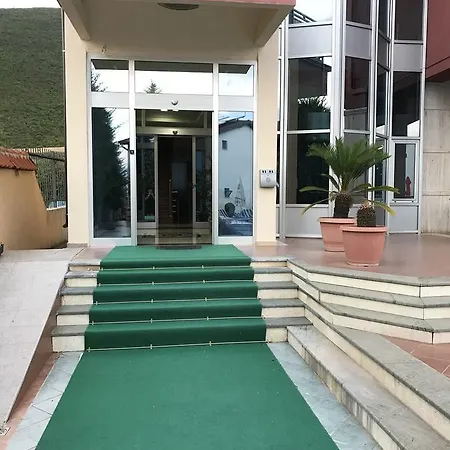 莱尼达斯酒店 4* Udenisht