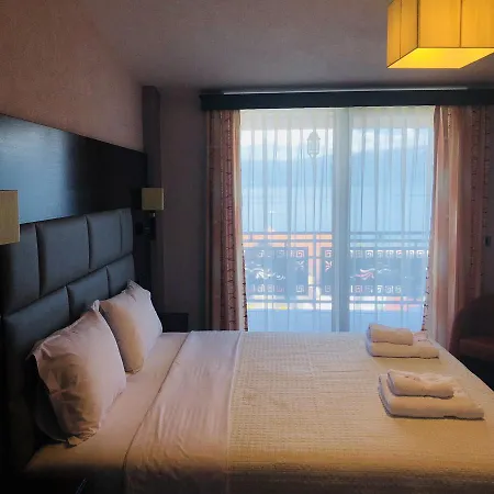 莱尼达斯酒店 4*